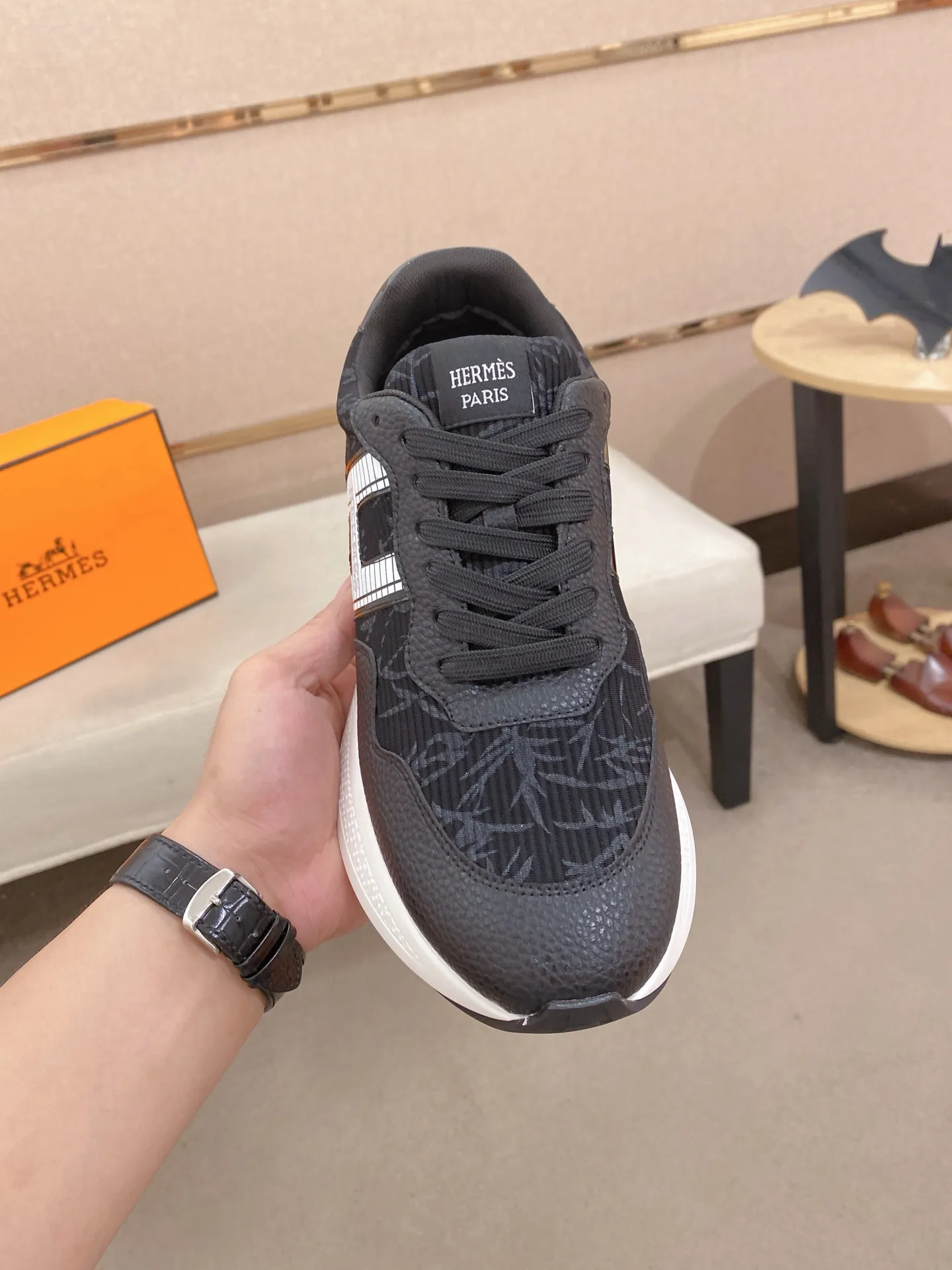 Factory price: 560💰《HERMES》【Classic Original Version】Hermès; Top 🔝 Purchasing Agency 🔍🔍Men's latest 🇺🇸 counters are on sale simultaneously, imported from Italy original ▲▲cowhide ▲▲ (high-end, nobility, class) ) Exquisite workmanship (Italian 🇮🇹 imported water-dyed 🐂 cowhide lining) sole: original sole provided by the original factory, ⚠️exclusive double-layer activity·TPR·rubber·combined molded outsole; super comfortable·wear-resistant·non-slip·environmental protection The real thing is more beautiful if you take the real thing (high quality, follow the order). You can enter and exit the counter at will * Number of yards: 38-44 (45 can be customized and cannot be returned or exchanged)